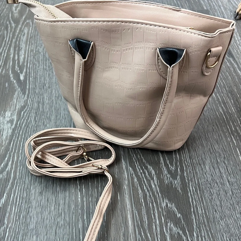 Elegant Beige Tote Bag - Picture 1 of 2